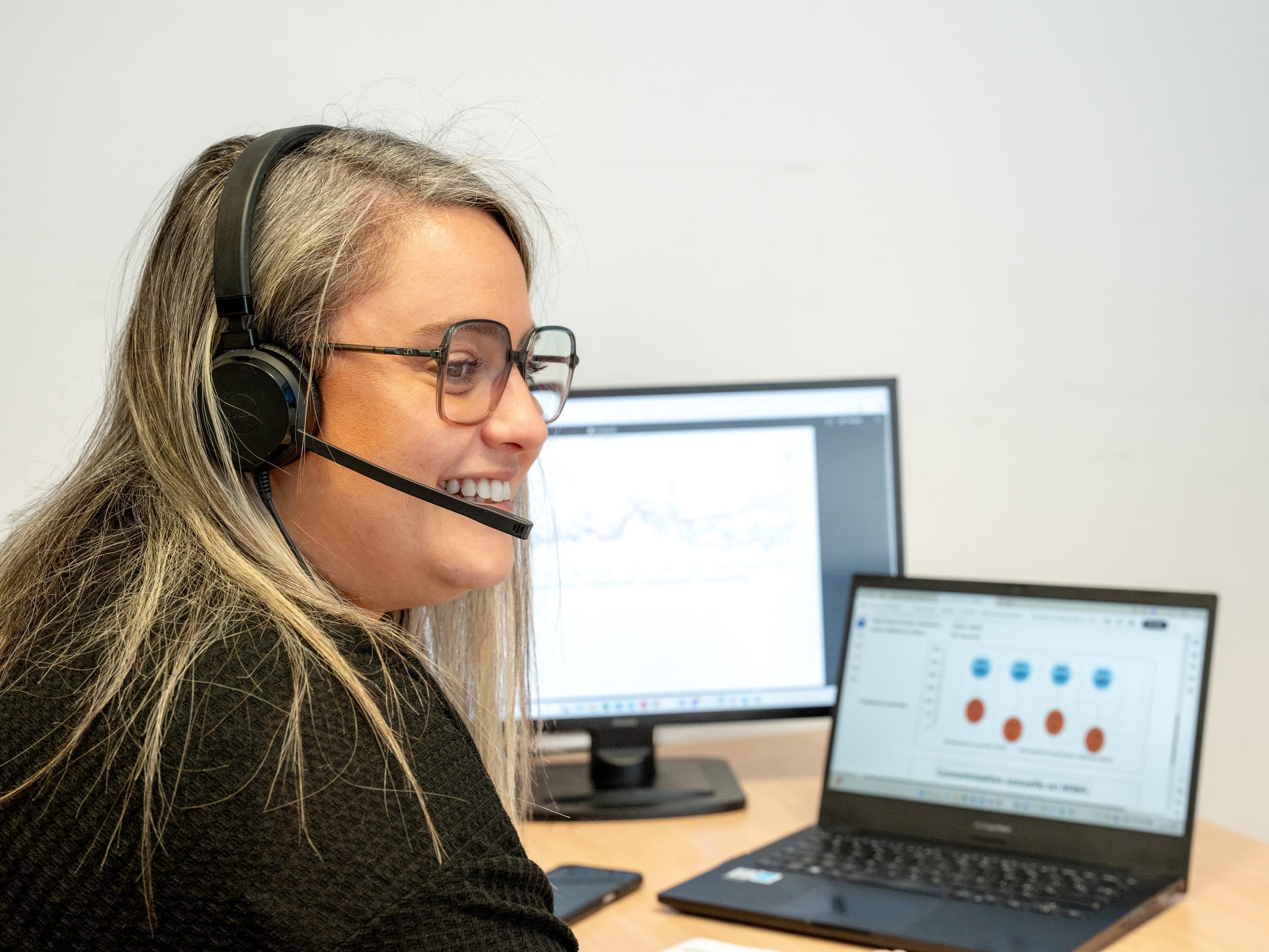 Consultante OPTEAM ACHATS analysant les contrats et factures d'un client