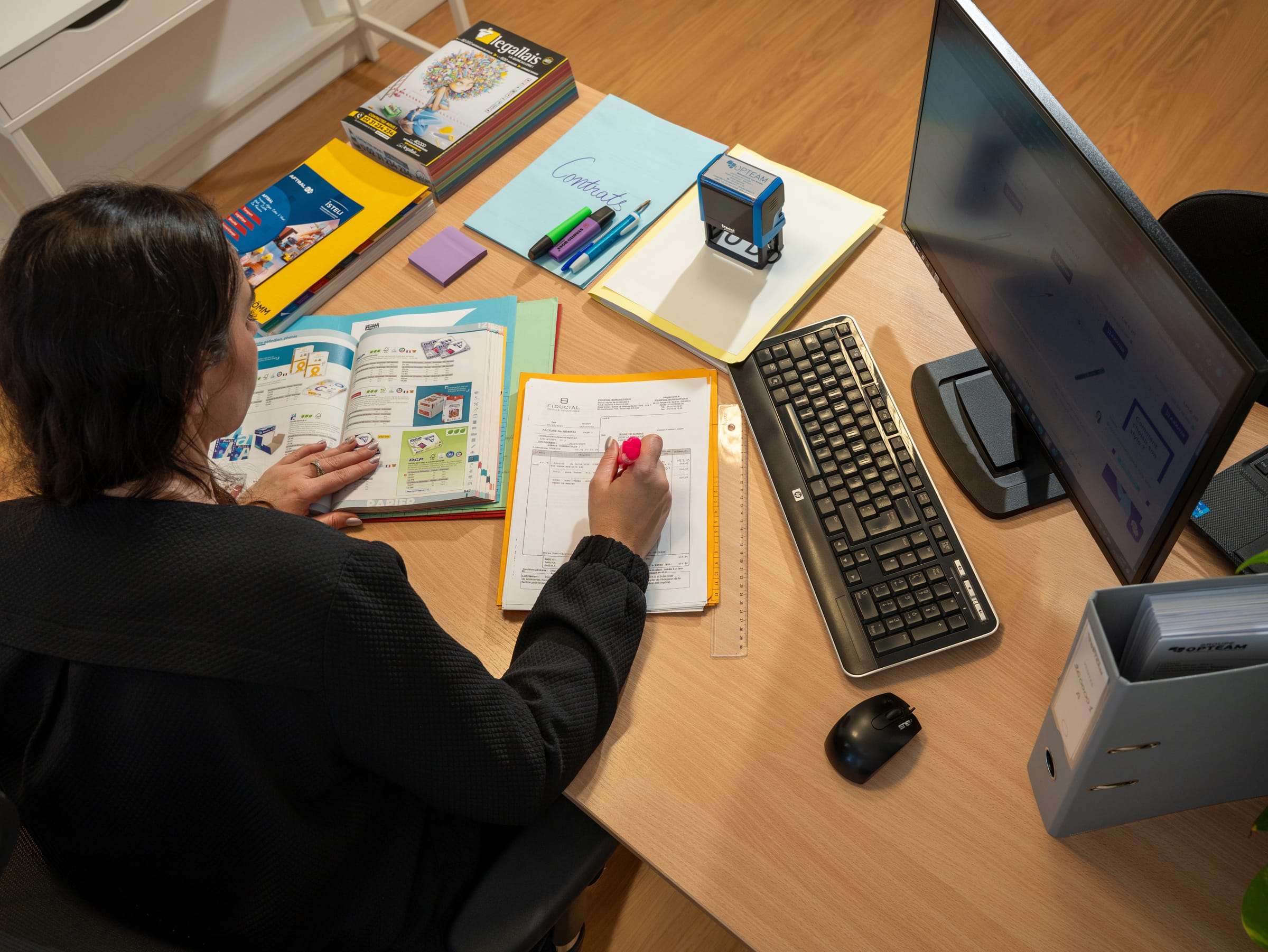 Consultant OPTEAM ACHATS auditant les contrats et factures d'achats d'un client