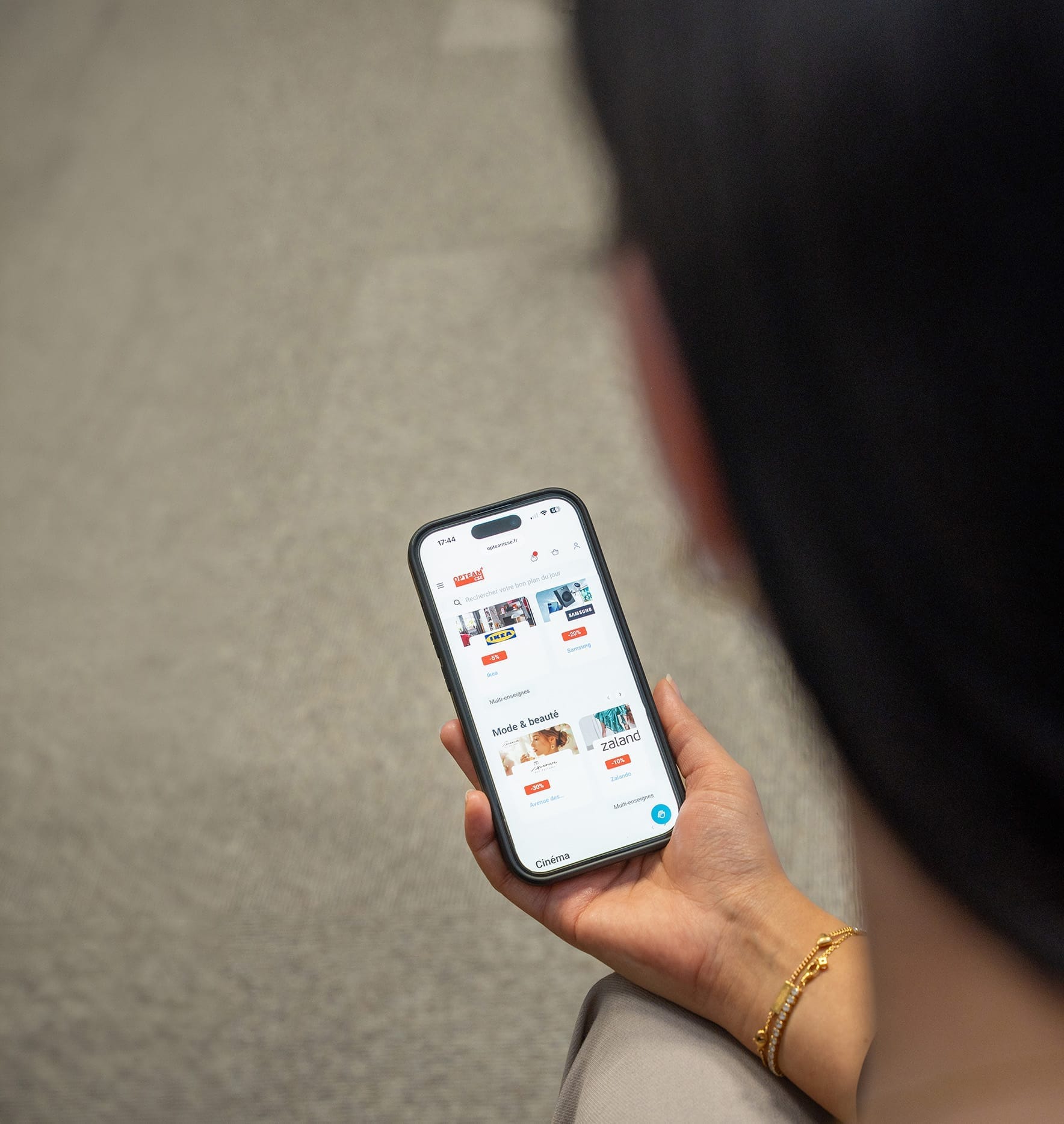 Salariée naviguant sur le catalogue OPTEAM+ CSE depuis son téléphone