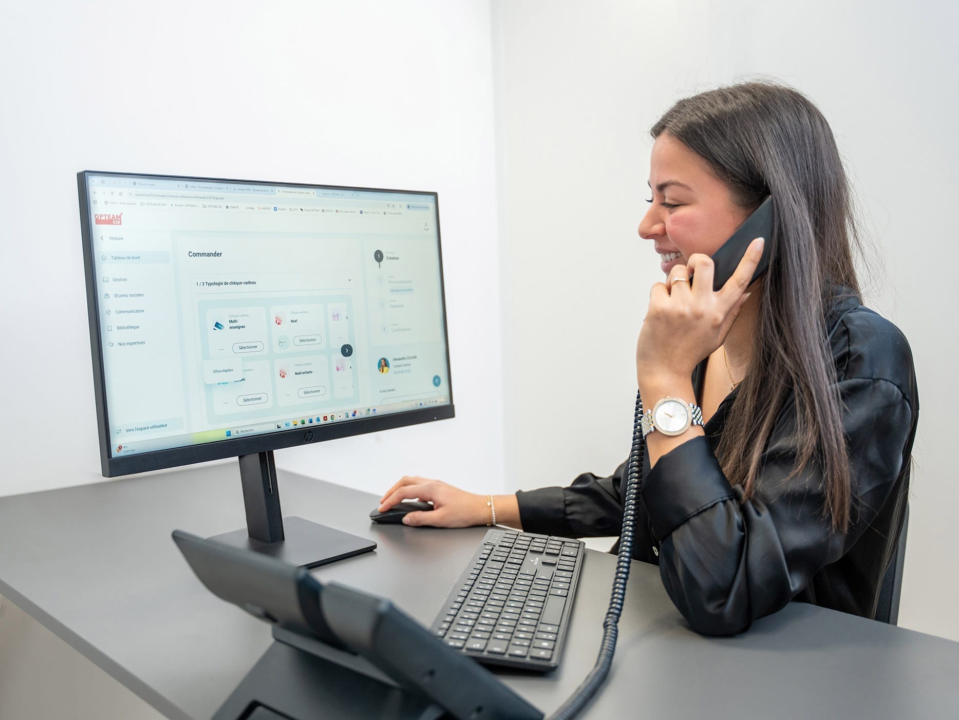 Gestionnaire CSE pilotant la plateforme OPTEAM+ CSE depuis son poste, en relation avec le support