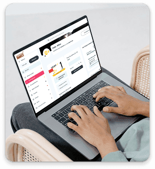 Salarié naviguant sur le catalogue depuis son ordinateur